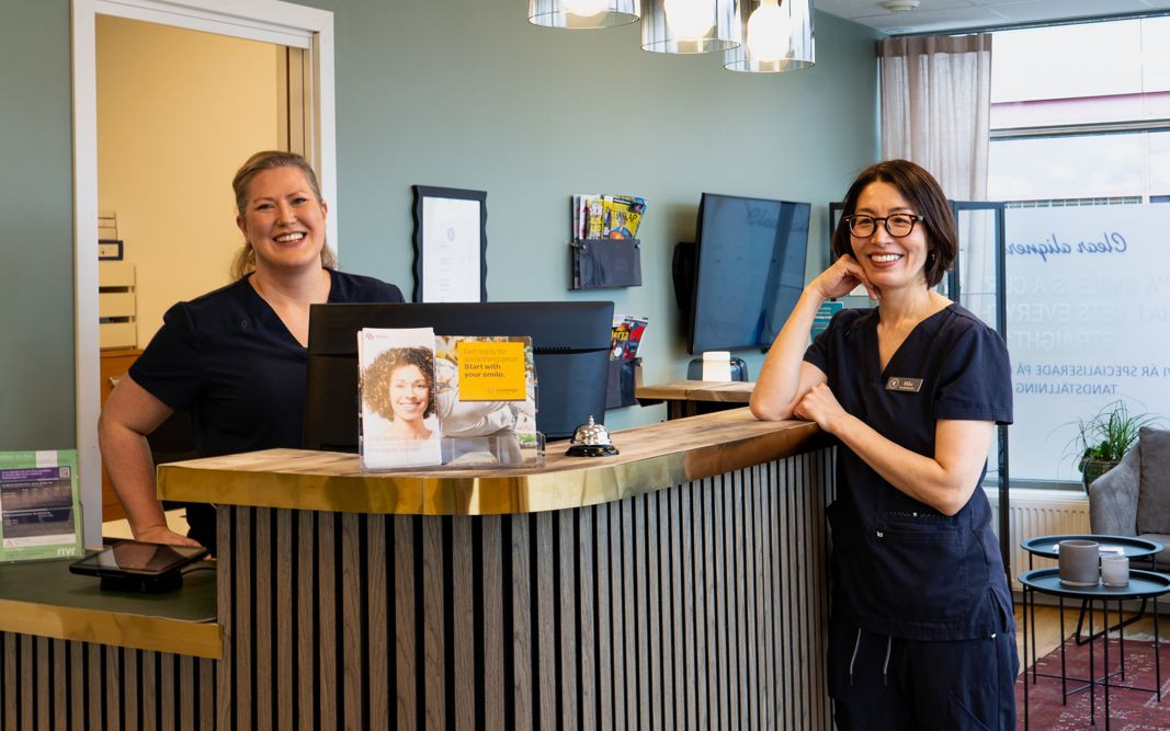 Receptionen på Tandtorget i Lund med två ur teamet