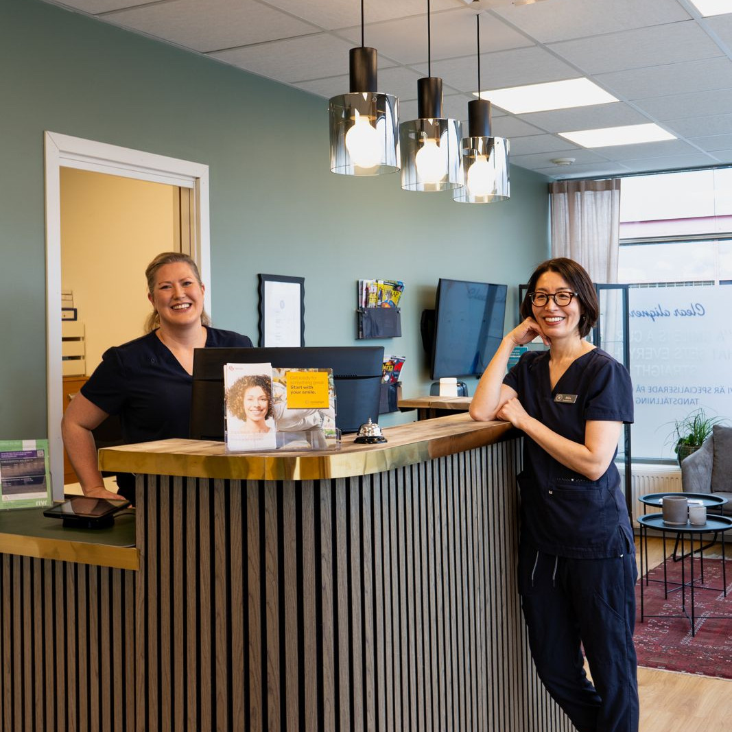 Receptionen på Tandtorget i Lund med två ur teamet