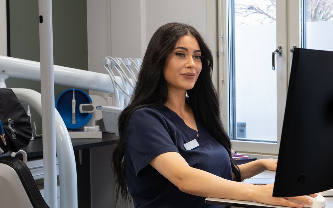 Tandhygienist i behandlingsrummet på Tandtorget i Lund