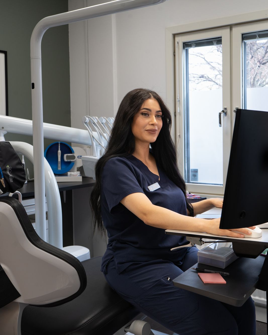 Legitimerad tandhygienist i behandlingsrummet på Tandtorget