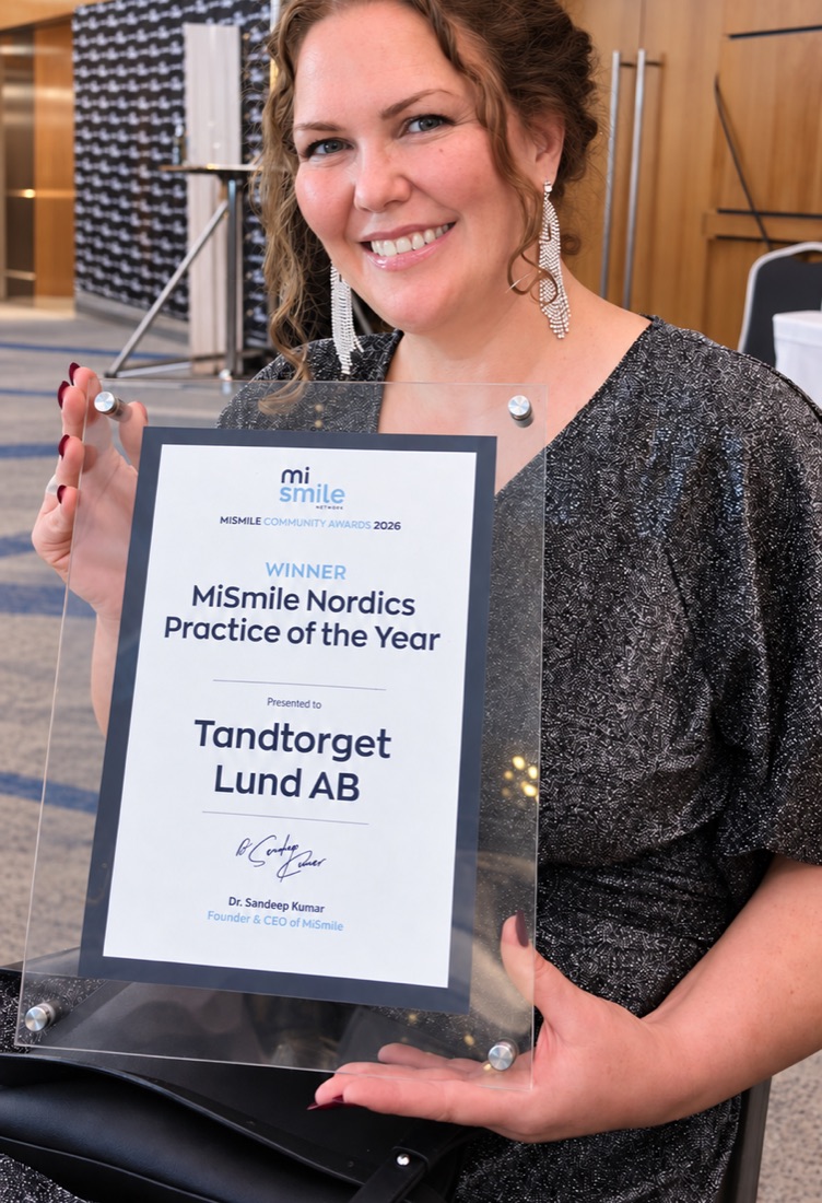 Kollega från Tandtorget håller plaketten för MiSmile Nordics Practice of the Year 2026.